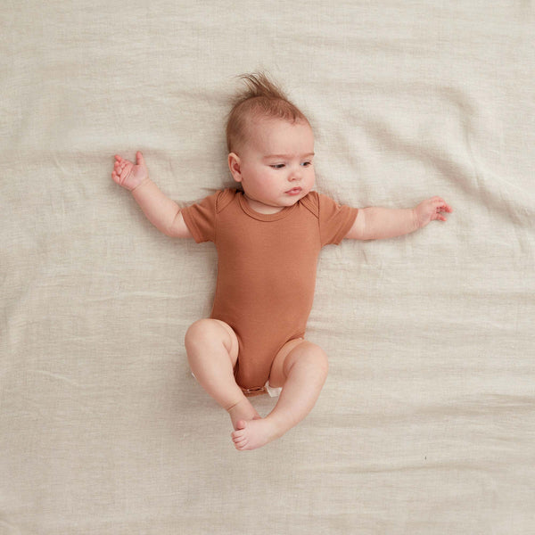 ergoPouch - Bodywear Short Sleeve Bodysuit 0.2 Tog - Chestnut-Panda Kids and Baby