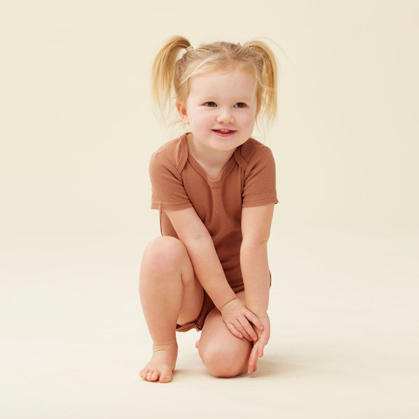 ergoPouch - Bodywear Short Sleeve Bodysuit 0.2 Tog - Chestnut-Panda Kids and Baby