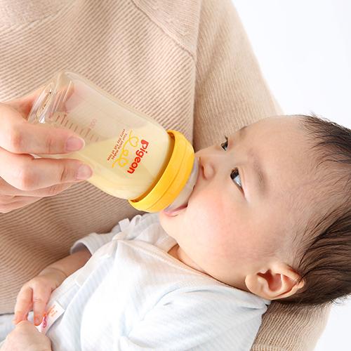 Pigeon - Breastfeeding Baby Bottle Made of Plastic - Yellow/Green - 160ml/240ml-Panda Kids and Baby